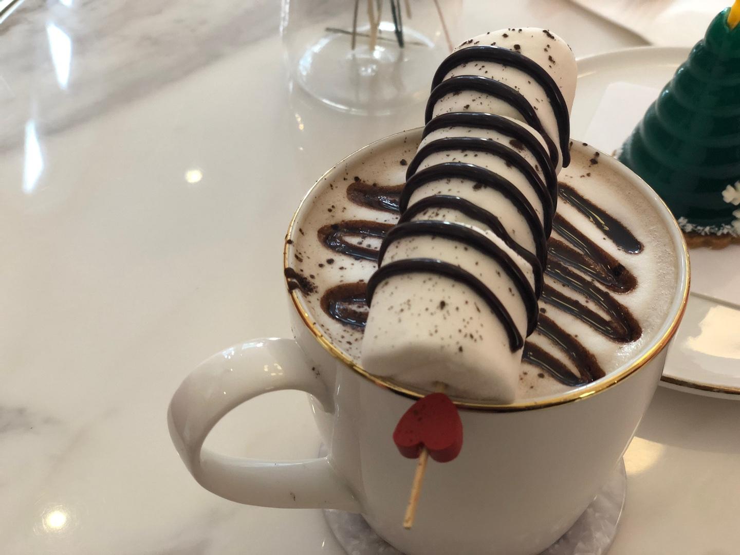 係眼鏡鋪同時又係一間咖啡廳？弘大「CARIN LOUNGE」探訪記，超靚打卡風格但...甜品令人差強人意